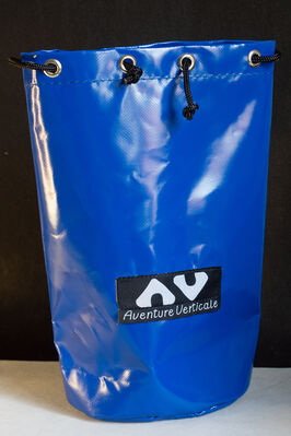  Aventure Verticale Kit Bag Mini  6L 
Kleine Tasche die man sich gut an Gurte hÃ¤ngen kann
Schlüsselwörter: AV Kit Bag Mini   Aventure Verticale