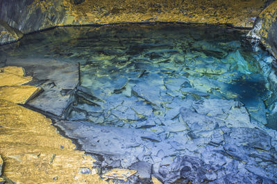Blaues Grubenwasser im Schiefergestein

