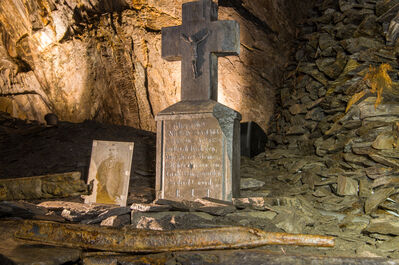 Hier ruht Nicolas Zangerle der welcher am 2. August 1884 im Bruch durch den Sturz dieses Steines, welcher ihm nun zum Grabstein geworden, erdrÃ¼ckt wurde. 
