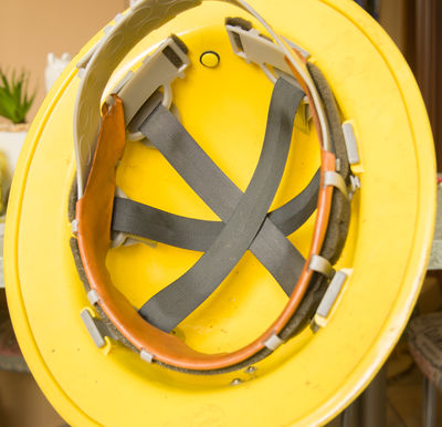 RAG Helm fÃ¼r Lokfahrer oder Schachthauer
Diese Helme gab es nur eine recht kurze Zeit und Zeitzeugen berichteten unterschiedliche Anwendungen wobei keiner mit diesem Helmtyp wirklich glÃ¼cklich war weswegen es ihn dann auch nicht mehr gab. Auf Monopol/Haus Aden, Auguste Victoria 1/2 / Bergwerk Ost mussten die in der WagenfÃ¶rderung getragen werden um zu verhindern beim an/abknebeln das man den Kopf zwischen die Wagen steckt. Ebenfalls bekamen Schachthauer den Typ wo er sich auch nicht durchsetzte. 
Schlüsselwörter: RAG Schachthauer Helm;LokfÃ¼hrer Helm;Kuppler