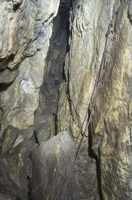 BÃ¤renhÃ¶hle am Ith bei Holzen
AuÃŸerhalb der Schutzzeiten ist die BÃ¤renhÃ¶hle am Ith bei Holzen frei zu befahren. Im Winter wird der Zugang verschlossen. Mit einem 26m Seil langt man gut hin. Insgesamt habe ich diese HÃ¶hle 2x befahren. SchÃ¶ner enger Abstieg. man landet zuerst nach ungefÃ¤hr 8m auf einem Zwischenbereich und kann dann nochmal ~ 8m weiter runter wo der gerÃ¤umige Teil der HÃ¶hle ist. 
Schlüsselwörter: Ith;BÃ¤renhÃ¶hle;Befahrung;Holzen