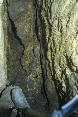 BÃ¤renhÃ¶hle am Ith bei Holzen
AuÃŸerhalb der Schutzzeiten ist die BÃ¤renhÃ¶hle am Ith bei Holzen frei zu befahren. Im Winter wird der Zugang verschlossen. Mit einem 26m Seil langt man gut hin. Insgesamt habe ich diese HÃ¶hle 2x befahren. SchÃ¶ner enger Abstieg. man landet zuerst nach ungefÃ¤hr 8m auf einem Zwischenbereich und kann dann nochmal ~ 8m weiter runter wo der gerÃ¤umige Teil der HÃ¶hle ist. 
Schlüsselwörter: Ith;BÃ¤renhÃ¶hle;Befahrung;Holzen