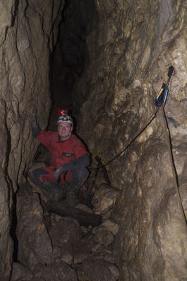 BÃ¤renhÃ¶hle am Ith bei Holzen
AuÃŸerhalb der Schutzzeiten ist die BÃ¤renhÃ¶hle am Ith bei Holzen frei zu befahren. Im Winter wird der Zugang verschlossen. Mit einem 26m Seil langt man gut hin. Insgesamt habe ich diese HÃ¶hle 2x befahren. SchÃ¶ner enger Abstieg. man landet zuerst nach ungefÃ¤hr 8m auf einem Zwischenbereich und kann dann nochmal ~ 8m weiter runter wo der gerÃ¤umige Teil der HÃ¶hle ist. 
Schlüsselwörter: Ith;BÃ¤renhÃ¶hle;Befahrung;Holzen