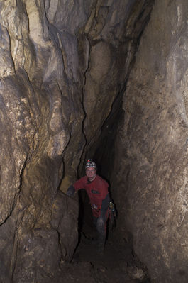 BÃ¤renhÃ¶hle am Ith bei Holzen
AuÃŸerhalb der Schutzzeiten ist die BÃ¤renhÃ¶hle am Ith bei Holzen frei zu befahren. Im Winter wird der Zugang verschlossen. Mit einem 26m Seil langt man gut hin. Insgesamt habe ich diese HÃ¶hle 2x befahren. SchÃ¶ner enger Abstieg. man landet zuerst nach ungefÃ¤hr 8m auf einem Zwischenbereich und kann dann nochmal ~ 8m weiter runter wo der gerÃ¤umige Teil der HÃ¶hle ist. 
Schlüsselwörter: Ith;BÃ¤renhÃ¶hle;Befahrung;Holzen