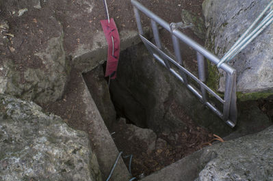 BÃ¤renhÃ¶hle am Ith bei Holzen
AuÃŸerhalb der Schutzzeiten ist die BÃ¤renhÃ¶hle am Ith bei Holzen frei zu befahren. Im Winter wird der Zugang verschlossen. Mit einem 26m Seil langt man gut hin. Insgesamt habe ich diese HÃ¶hle 2x befahren. SchÃ¶ner enger Abstieg. man landet zuerst nach ungefÃ¤hr 8m auf einem Zwischenbereich und kann dann nochmal ~ 8m weiter runter wo der gerÃ¤umige Teil der HÃ¶hle ist. 
Schlüsselwörter: Ith;BÃ¤renhÃ¶hle;Befahrung;Holzen