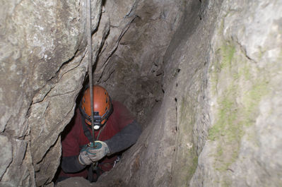 BÃ¤renhÃ¶hle am Ith bei Holzen
AuÃŸerhalb der Schutzzeiten ist die BÃ¤renhÃ¶hle am Ith bei Holzen frei zu befahren. Im Winter wird der Zugang verschlossen. Mit einem 26m Seil langt man gut hin. Insgesamt habe ich diese HÃ¶hle 2x befahren. SchÃ¶ner enger Abstieg. man landet zuerst nach ungefÃ¤hr 8m auf einem Zwischenbereich und kann dann nochmal ~ 8m weiter runter wo der gerÃ¤umige Teil der HÃ¶hle ist. 
Schlüsselwörter: Ith;BÃ¤renhÃ¶hle;Befahrung;Holzen