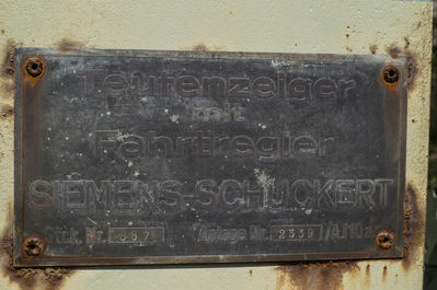Kaliwerk Bergmannssagen-Hugo Seilscheibe Teifenanzeiger in Lehrte
Typenschild Teufenanzeuger
Schlüsselwörter: Lehrte;Teufenanzeiger;Kaliwerk;Bergwerk;Seilscheibe;FÃ¶rderturm