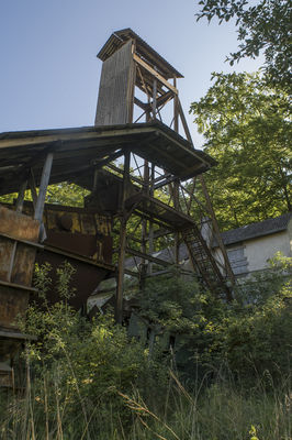 Industriedenkmal Kalkspatgrube GrÃ¼berg 2
Die Grube hatte eine Betriebszeit von 1954-1985. 112m Teufe, 12 Sohlen. das FÃ¶rderhaus ist vom Typ Otminghaus. Es diente der MaterialfÃ¶rderung. das taube Gestein kam aus dem Schacht, lief die Rutsche runter, auf dem Schwingsieb fÃ¼r die Aussonderung von Fremdstoffen.
Schlüsselwörter: Industriedenkmal;kalkspatgrube;GrÃ¼nberg 2;ThÃ¼len;Kalkspat;Verladung