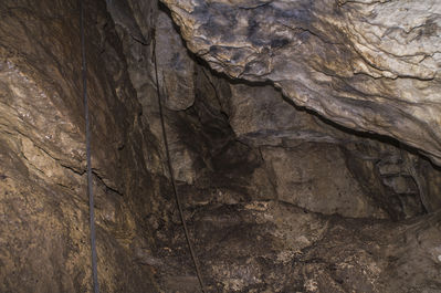 BÃ¤renhÃ¶hle am Ith bei Holzen
AuÃŸerhalb der Schutzzeiten ist die BÃ¤renhÃ¶hle am Ith bei Holzen frei zu befahren. Im Winter wird der Zugang verschlossen. Mit einem 26m Seil langt man gut hin. Insgesamt habe ich diese HÃ¶hle 2x befahren. SchÃ¶ner enger Abstieg. man landet zuerst nach ungefÃ¤hr 8m auf einem Zwischenbereich und kann dann nochmal ~ 8m weiter runter wo der gerÃ¤umige Teil der HÃ¶hle ist. 
Schlüsselwörter: Ith;BÃ¤renhÃ¶hle;Befahrung;Holzen