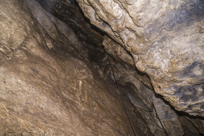 BÃ¤renhÃ¶hle am Ith bei Holzen
AuÃŸerhalb der Schutzzeiten ist die BÃ¤renhÃ¶hle am Ith bei Holzen frei zu befahren. Im Winter wird der Zugang verschlossen. Mit einem 26m Seil langt man gut hin. Insgesamt habe ich diese HÃ¶hle 2x befahren. SchÃ¶ner enger Abstieg. man landet zuerst nach ungefÃ¤hr 8m auf einem Zwischenbereich und kann dann nochmal ~ 8m weiter runter wo der gerÃ¤umige Teil der HÃ¶hle ist. 
Schlüsselwörter: Ith;BÃ¤renhÃ¶hle;Befahrung;Holzen