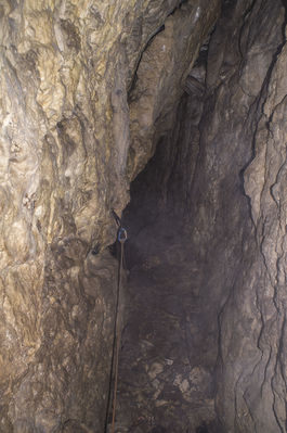 BÃ¤renhÃ¶hle am Ith bei Holzen
AuÃŸerhalb der Schutzzeiten ist die BÃ¤renhÃ¶hle am Ith bei Holzen frei zu befahren. Im Winter wird der Zugang verschlossen. Mit einem 26m Seil langt man gut hin. Insgesamt habe ich diese HÃ¶hle 2x befahren. SchÃ¶ner enger Abstieg. man landet zuerst nach ungefÃ¤hr 8m auf einem Zwischenbereich und kann dann nochmal ~ 8m weiter runter wo der gerÃ¤umige Teil der HÃ¶hle ist. 
Schlüsselwörter: Ith;BÃ¤renhÃ¶hle;Befahrung;Holzen