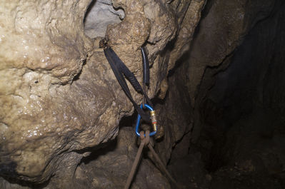 BÃ¤renhÃ¶hle am Ith bei Holzen
AuÃŸerhalb der Schutzzeiten ist die BÃ¤renhÃ¶hle am Ith bei Holzen frei zu befahren. Im Winter wird der Zugang verschlossen. Mit einem 26m Seil langt man gut hin. Insgesamt habe ich diese HÃ¶hle 2x befahren. SchÃ¶ner enger Abstieg. man landet zuerst nach ungefÃ¤hr 8m auf einem Zwischenbereich und kann dann nochmal ~ 8m weiter runter wo der gerÃ¤umige Teil der HÃ¶hle ist. 
Schlüsselwörter: Ith;BÃ¤renhÃ¶hle;Befahrung;Holzen