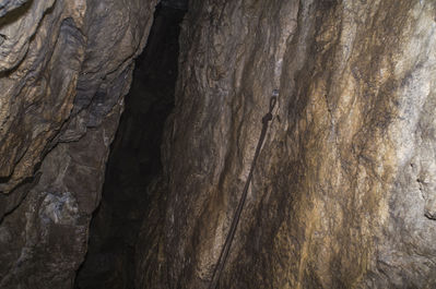 BÃ¤renhÃ¶hle am Ith bei Holzen
AuÃŸerhalb der Schutzzeiten ist die BÃ¤renhÃ¶hle am Ith bei Holzen frei zu befahren. Im Winter wird der Zugang verschlossen. Mit einem 26m Seil langt man gut hin. Insgesamt habe ich diese HÃ¶hle 2x befahren. SchÃ¶ner enger Abstieg. man landet zuerst nach ungefÃ¤hr 8m auf einem Zwischenbereich und kann dann nochmal ~ 8m weiter runter wo der gerÃ¤umige Teil der HÃ¶hle ist. 
Schlüsselwörter: Ith;BÃ¤renhÃ¶hle;Befahrung;Holzen