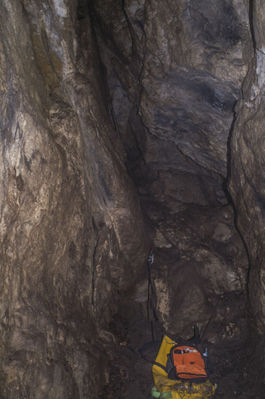 BÃ¤renhÃ¶hle am Ith bei Holzen
AuÃŸerhalb der Schutzzeiten ist die BÃ¤renhÃ¶hle am Ith bei Holzen frei zu befahren. Im Winter wird der Zugang verschlossen. Mit einem 26m Seil langt man gut hin. Insgesamt habe ich diese HÃ¶hle 2x befahren. SchÃ¶ner enger Abstieg. man landet zuerst nach ungefÃ¤hr 8m auf einem Zwischenbereich und kann dann nochmal ~ 8m weiter runter wo der gerÃ¤umige Teil der HÃ¶hle ist. 
Schlüsselwörter: Ith;BÃ¤renhÃ¶hle;Befahrung;Holzen