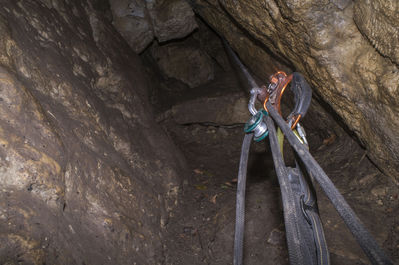 BÃ¤renhÃ¶hle am Ith bei Holzen
AuÃŸerhalb der Schutzzeiten ist die BÃ¤renhÃ¶hle am Ith bei Holzen frei zu befahren. Im Winter wird der Zugang verschlossen. Mit einem 26m Seil langt man gut hin. Insgesamt habe ich diese HÃ¶hle 2x befahren. SchÃ¶ner enger Abstieg. man landet zuerst nach ungefÃ¤hr 8m auf einem Zwischenbereich und kann dann nochmal ~ 8m weiter runter wo der gerÃ¤umige Teil der HÃ¶hle ist. 
Schlüsselwörter: Ith;BÃ¤renhÃ¶hle;Befahrung;Holzen;Petzl;Stop;Aufseilen;Seilzugang