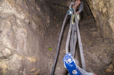 BÃ¤renhÃ¶hle am Ith bei Holzen
AuÃŸerhalb der Schutzzeiten ist die BÃ¤renhÃ¶hle am Ith bei Holzen frei zu befahren. Im Winter wird der Zugang verschlossen. Mit einem 26m Seil langt man gut hin. Insgesamt habe ich diese HÃ¶hle 2x befahren. SchÃ¶ner enger Abstieg. man landet zuerst nach ungefÃ¤hr 8m auf einem Zwischenbereich und kann dann nochmal ~ 8m weiter runter wo der gerÃ¤umige Teil der HÃ¶hle ist. 
Schlüsselwörter: Ith;BÃ¤renhÃ¶hle;Befahrung;Holzen;Petzl;Stop;Aufseilen;Seilzugang