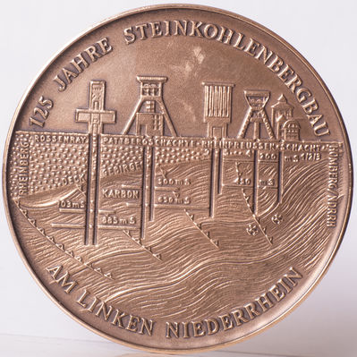 Medaille Gewerkschaft Rheinpreussen Verbundbergwerk Rheinland 
125 Jahre Steinkohlenbergbau am linken Niederrhein. Abgebildet sind Schacht Rossenray, PattenbergschÃ¤chte, Rheinpreussen Schacht 1/2/3
Schlüsselwörter: Medaille Gewerkschaft Rheinpreussen Verbundbergwerk Rheinland